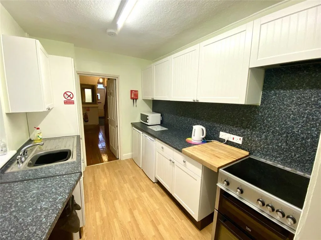 5 bedroom end of terrace house for rent