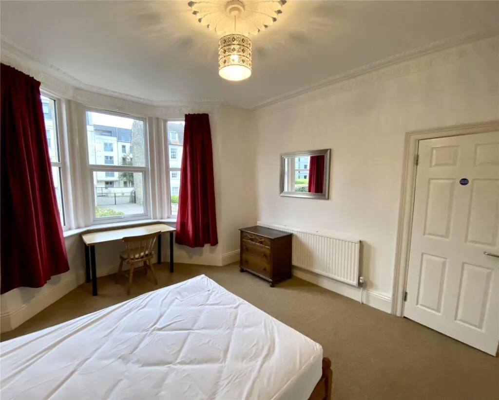 5 bedroom end of terrace house for rent
