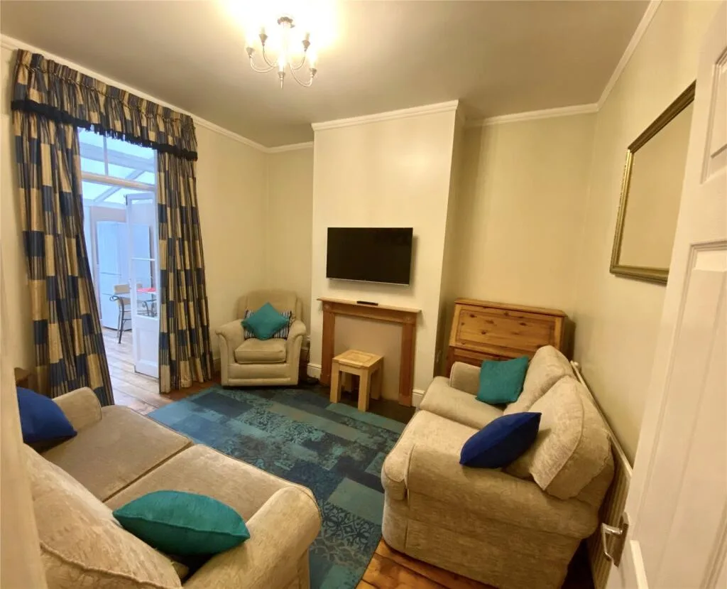 5 bedroom end of terrace house for rent