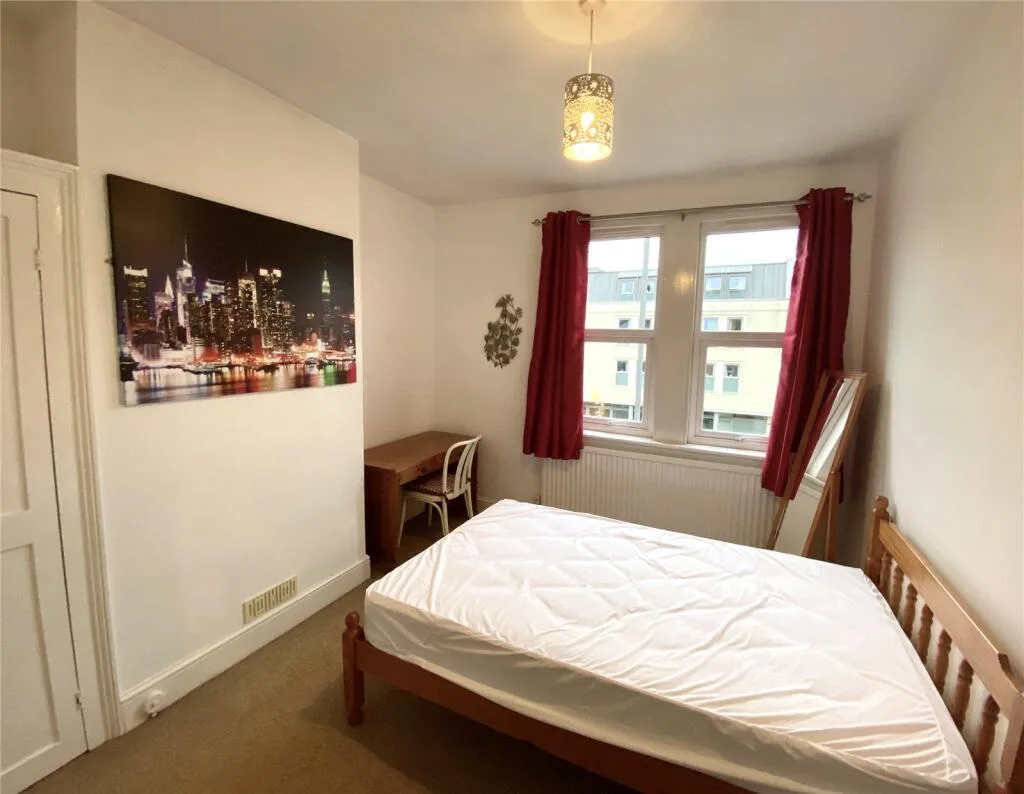 5 bedroom end of terrace house for rent
