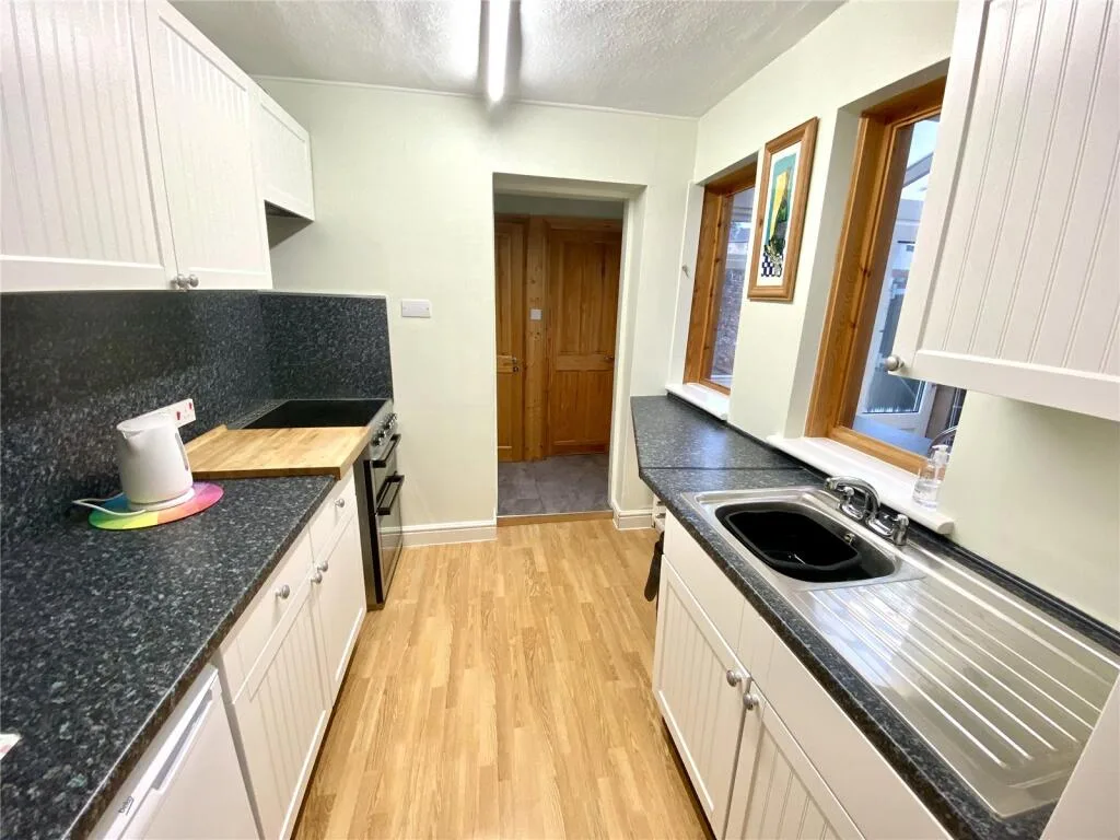 5 bedroom end of terrace house for rent