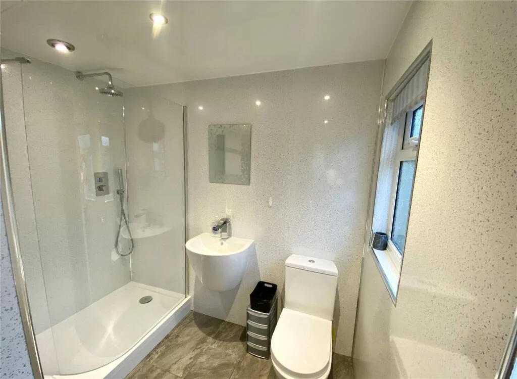 5 bedroom end of terrace house for rent