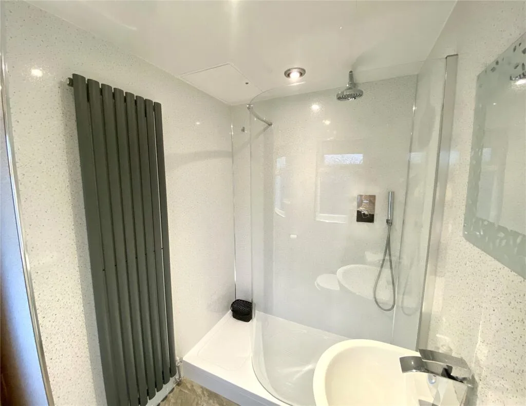 5 bedroom end of terrace house for rent