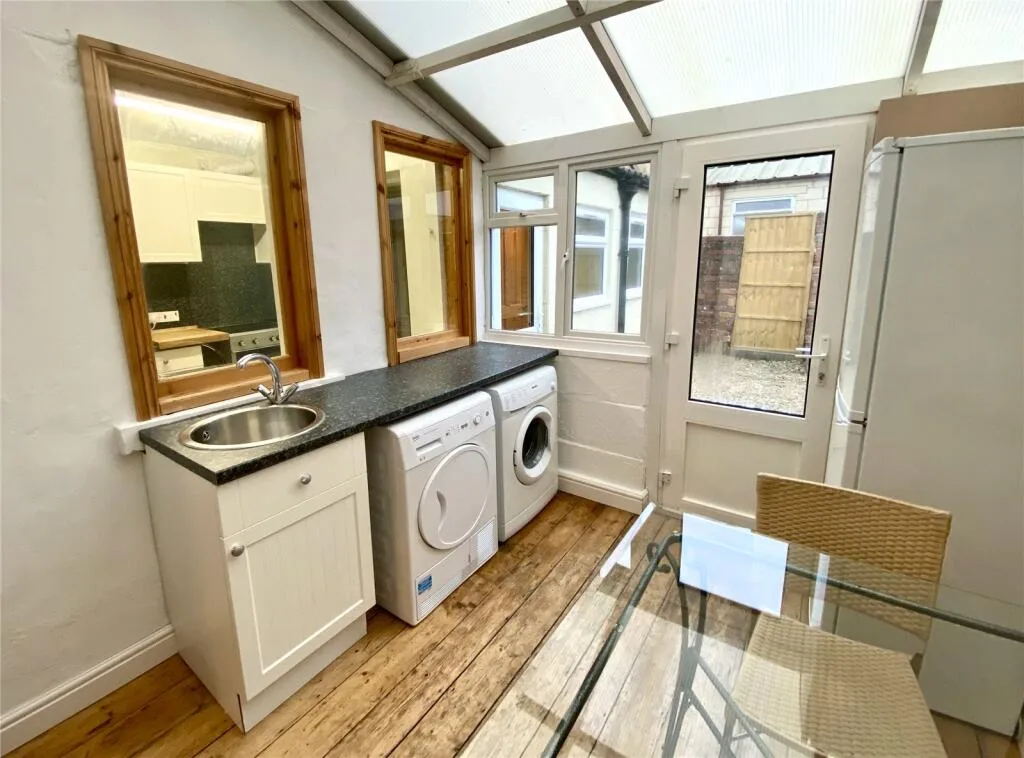 5 bedroom end of terrace house for rent