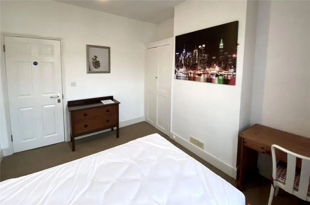 5 bedroom end of terrace house for rent