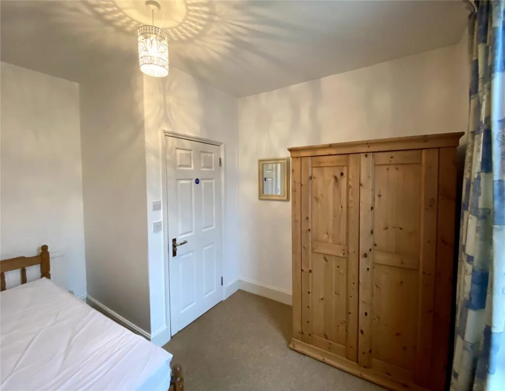 5 bedroom end of terrace house for rent