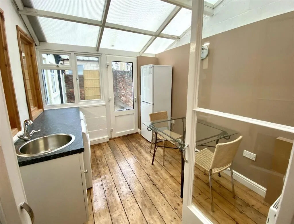 5 bedroom end of terrace house for rent