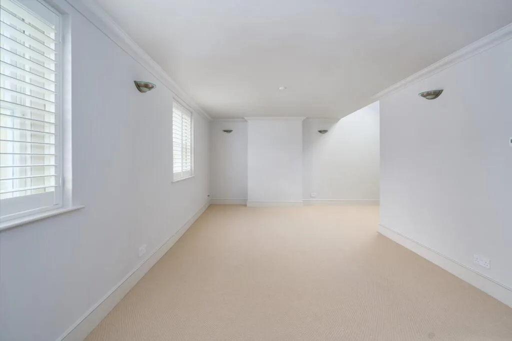 3 bedroom mews property for rent