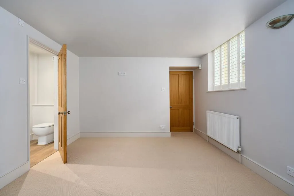 3 bedroom mews property for rent