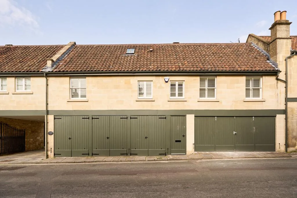 2 bedroom mews property for rent