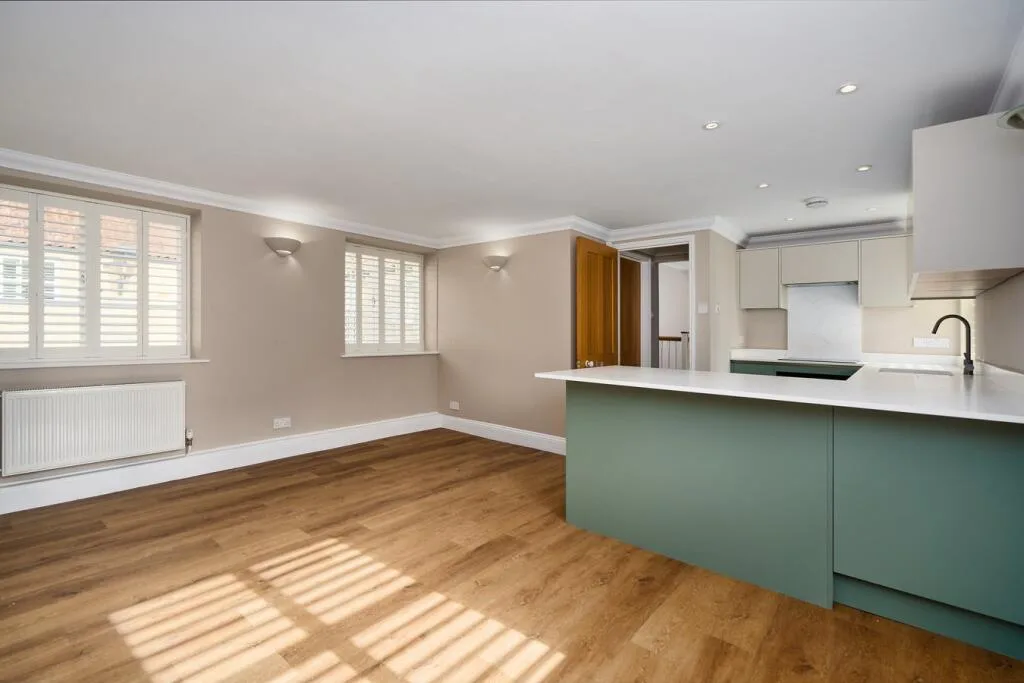2 bedroom mews property for rent