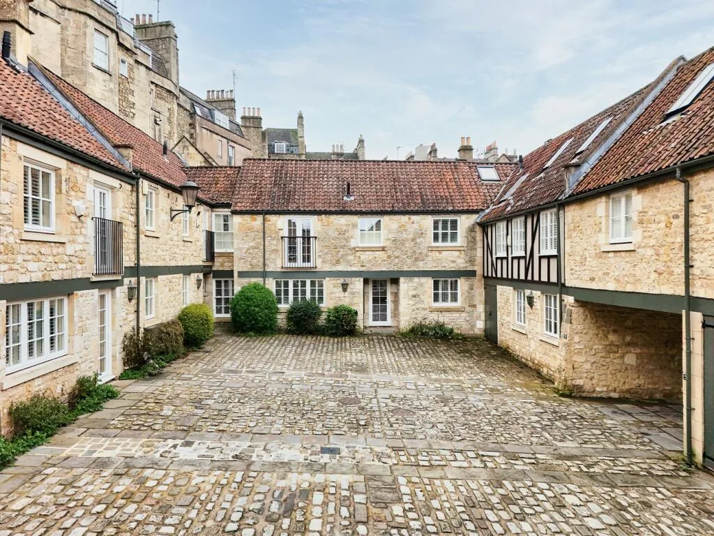 3 bedroom mews property for rent