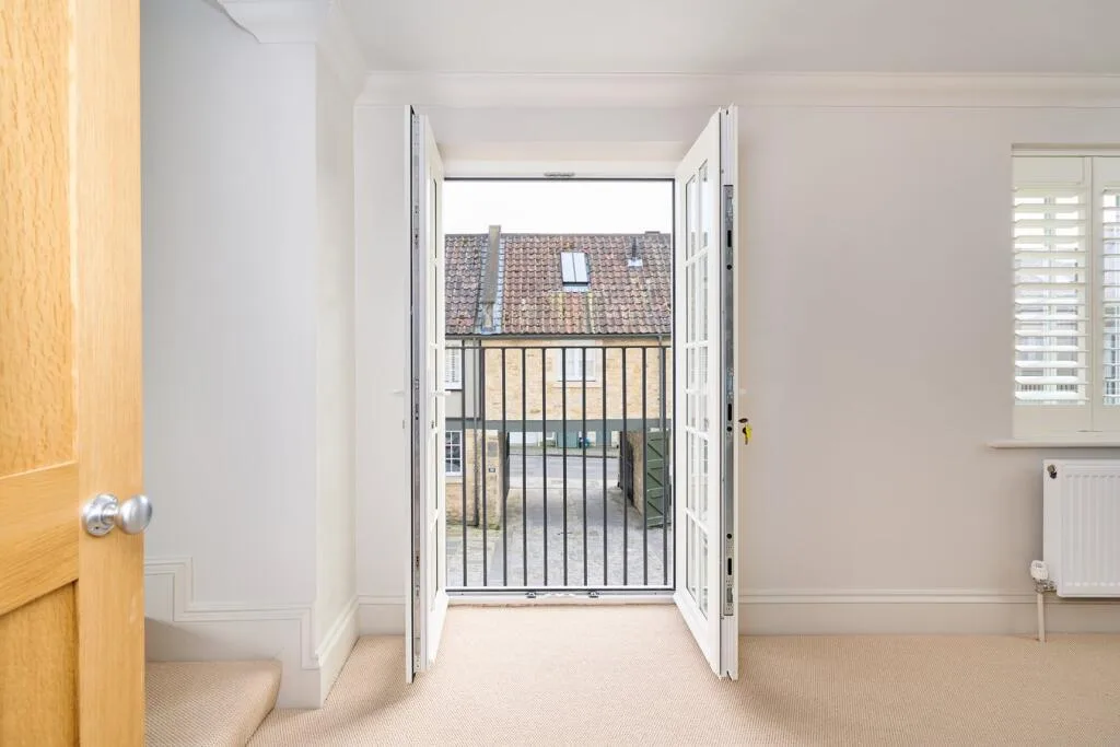 3 bedroom mews property for rent