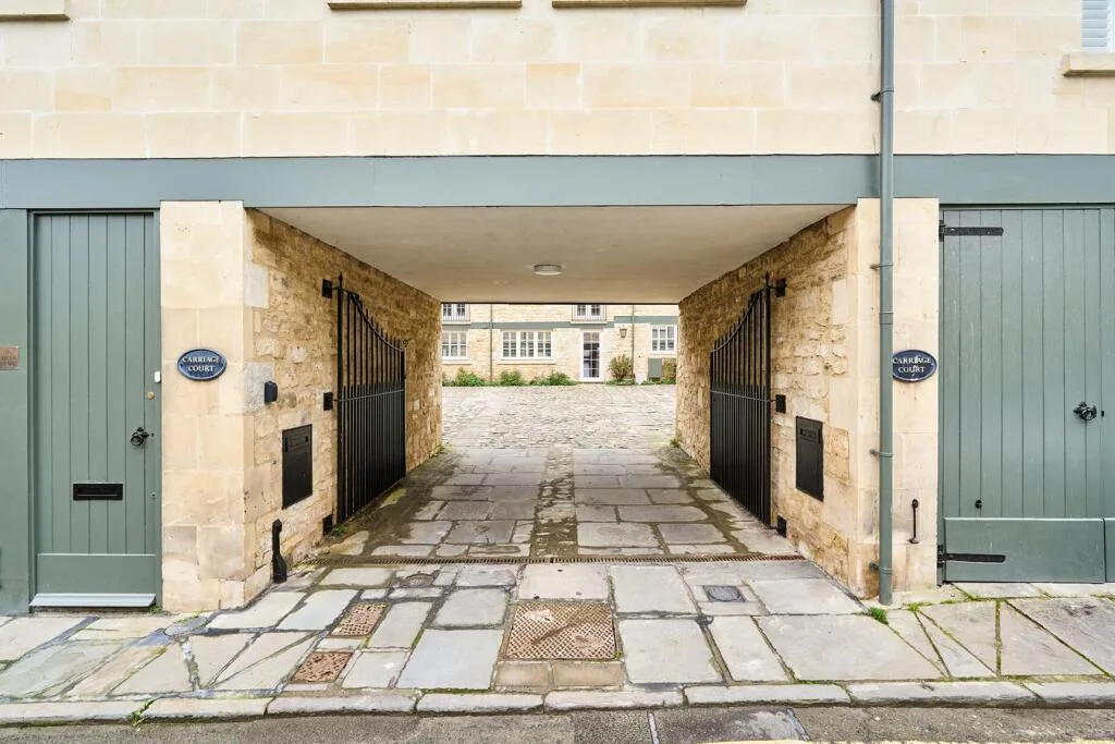 3 bedroom mews property for rent