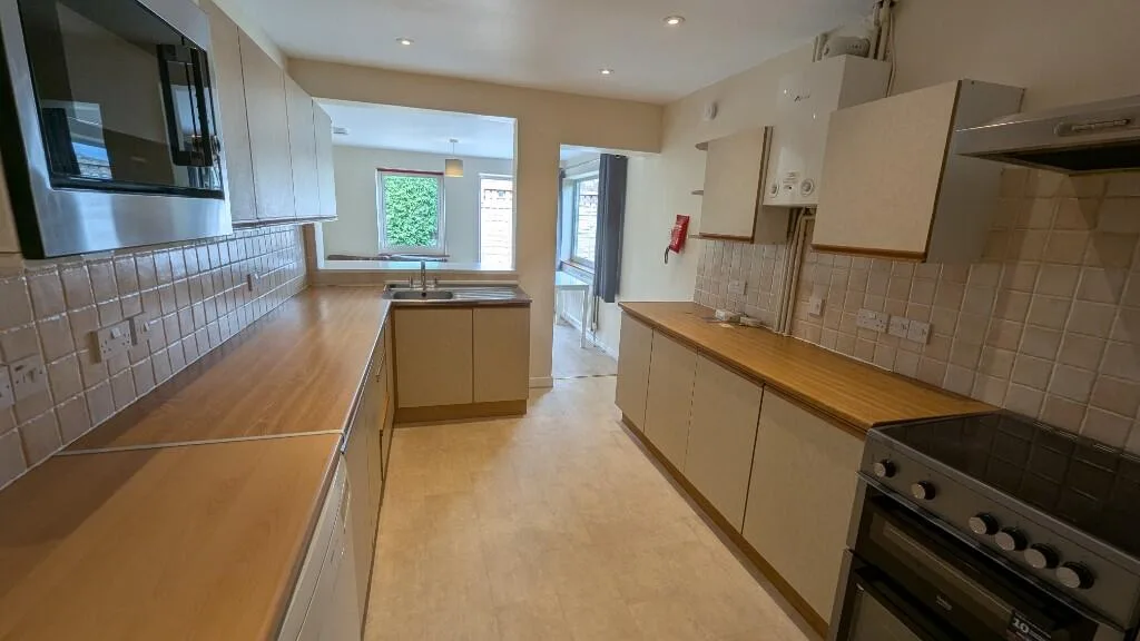 5 bedroom end of terrace house for rent