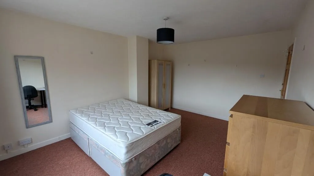 5 bedroom end of terrace house for rent