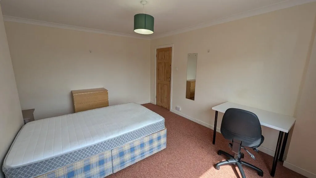 5 bedroom end of terrace house for rent