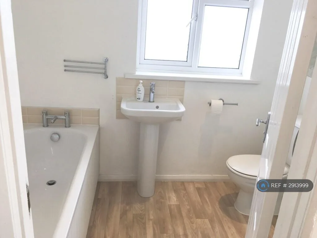 3 bedroom end of terrace house for rent