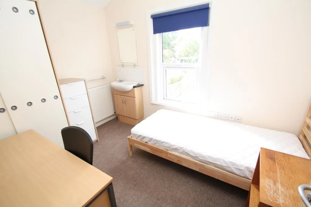 6 bedroom property for rent