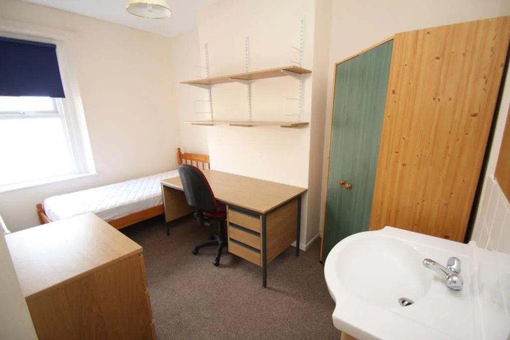 6 bedroom property for rent