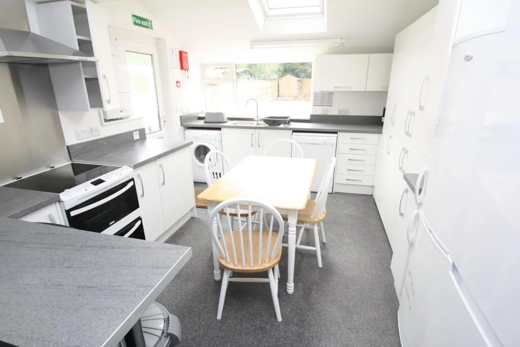 6 bedroom property for rent