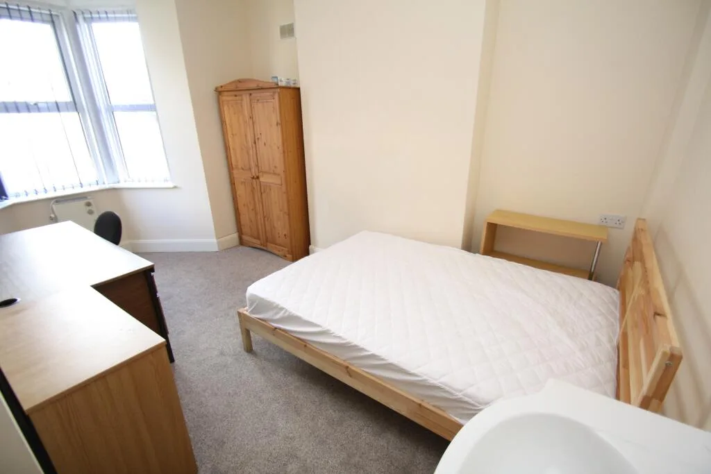 6 bedroom property for rent