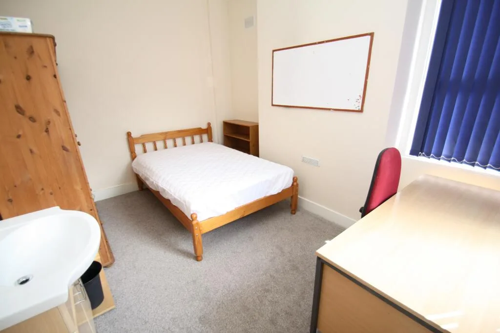6 bedroom property for rent