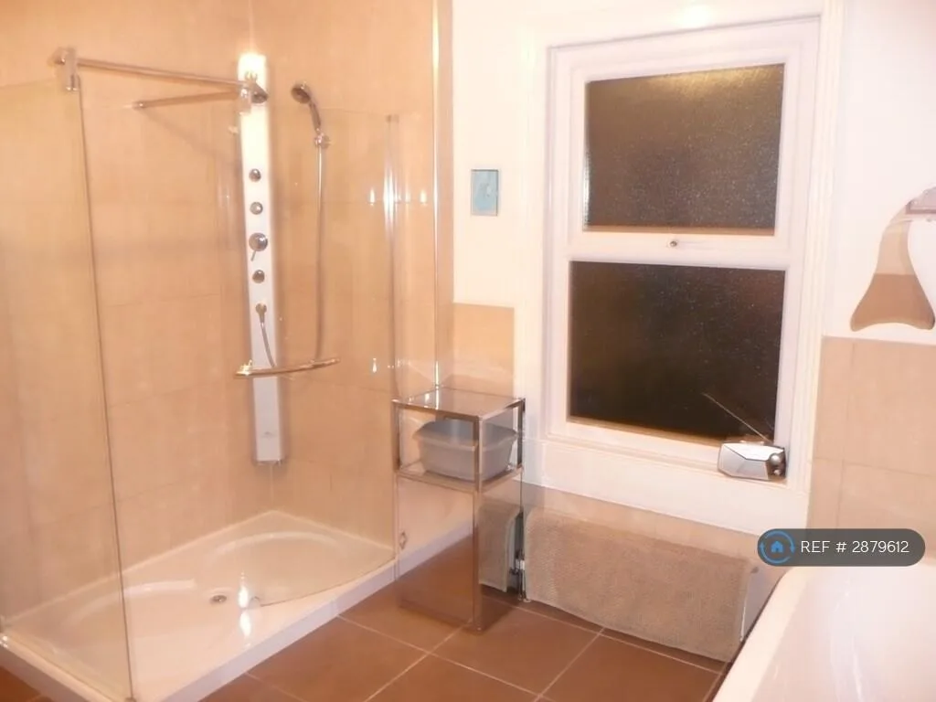 5 bedroom semi-detached house for rent
