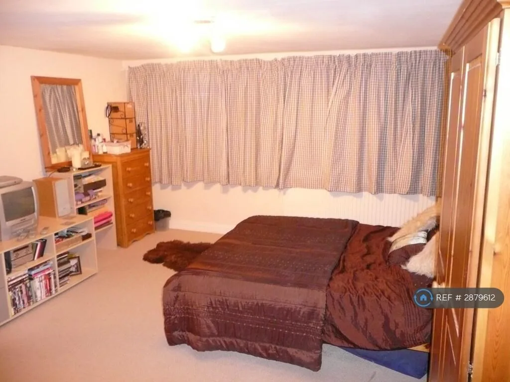 5 bedroom semi-detached house for rent