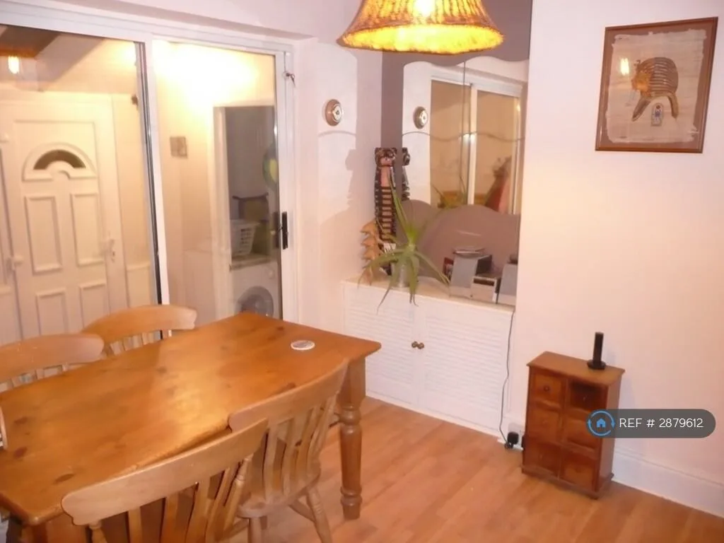 5 bedroom semi-detached house for rent