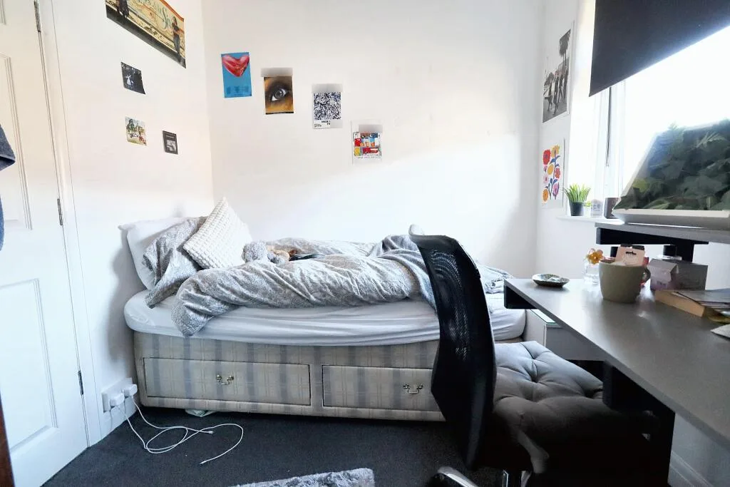 5 bedroom semi-detached house for rent