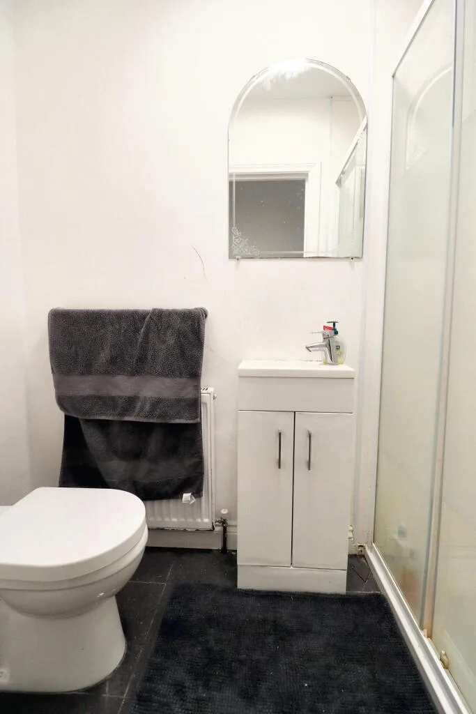 5 bedroom semi-detached house for rent