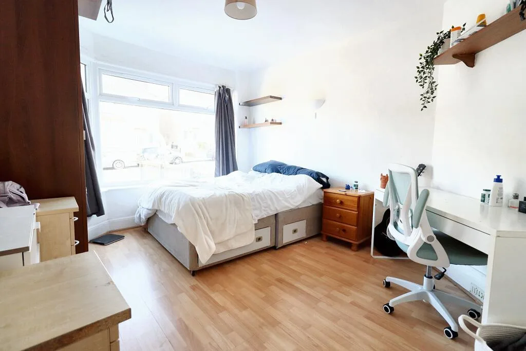 5 bedroom semi-detached house for rent