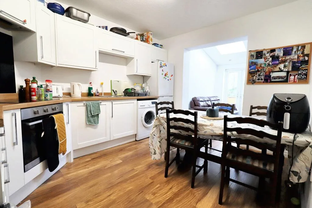 5 bedroom semi-detached house for rent