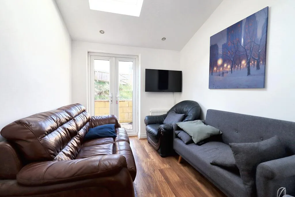 5 bedroom semi-detached house for rent