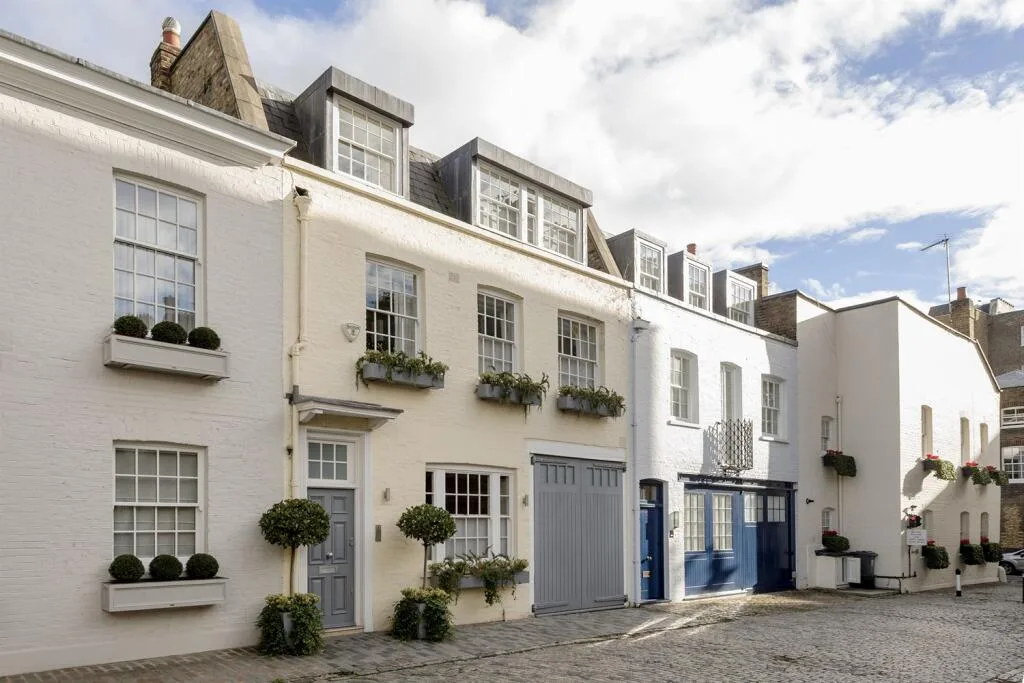 3 bedroom mews property for rent