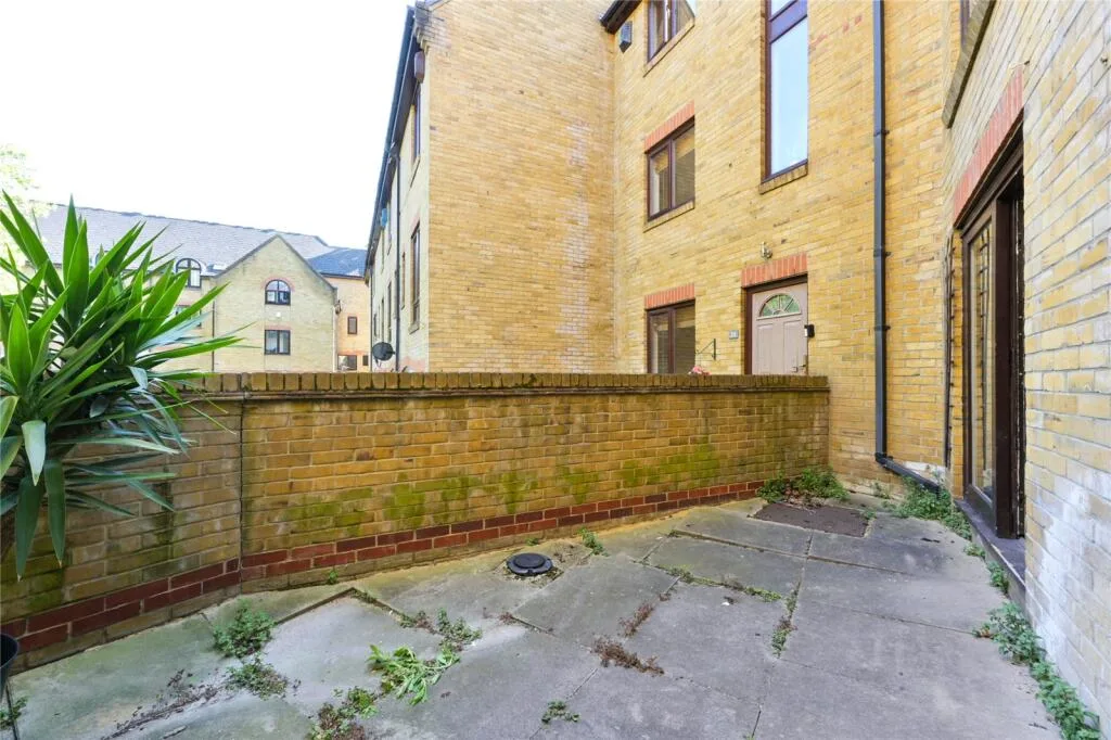 3 bedroom end of terrace house for rent