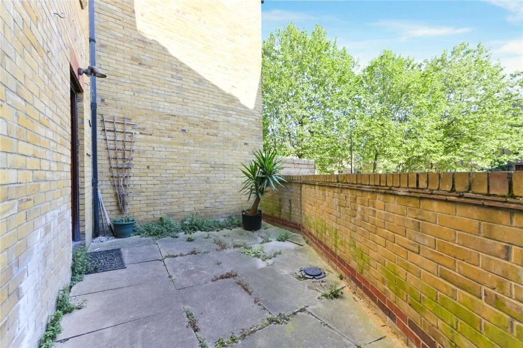3 bedroom end of terrace house for rent