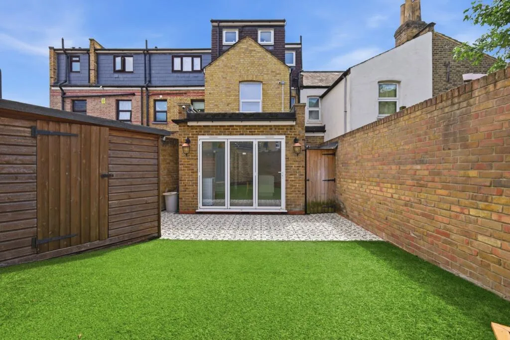 5 bedroom terraced house for rent