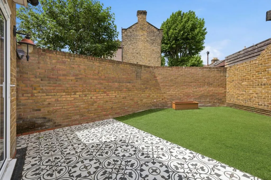 5 bedroom terraced house for rent