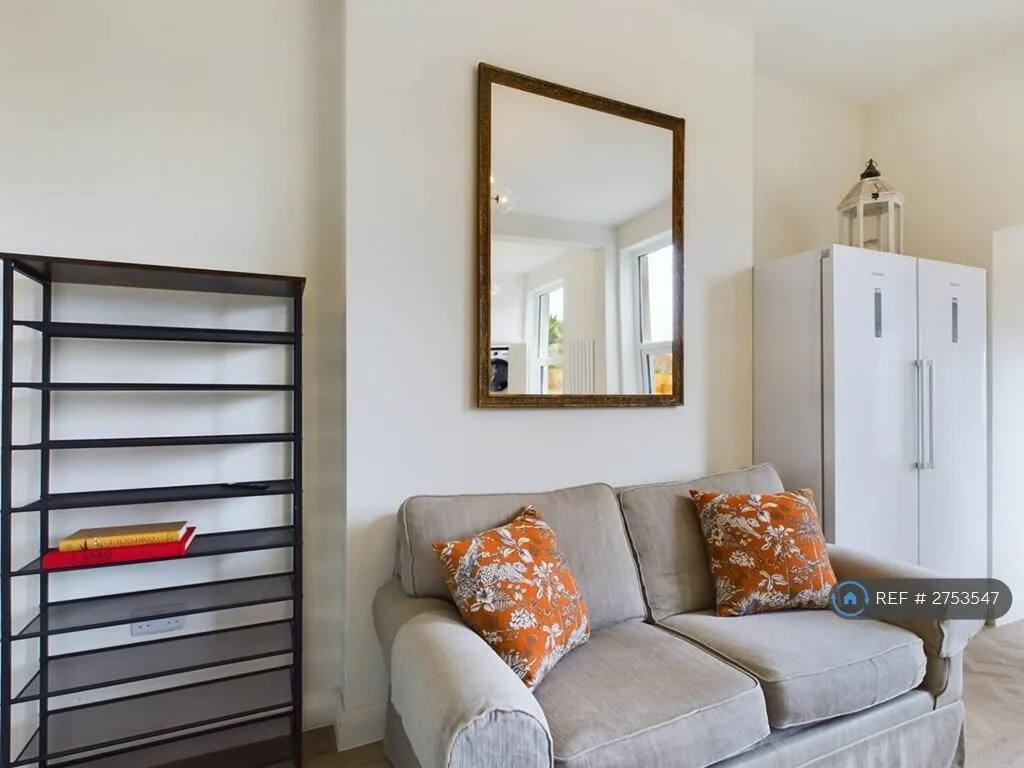 1 bedroom house share for rent