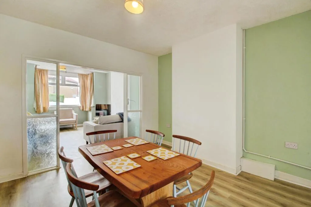 3 bedroom semi-detached house for rent