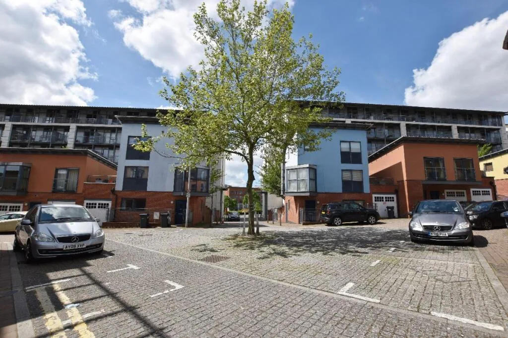 3 bedroom semi-detached house for rent