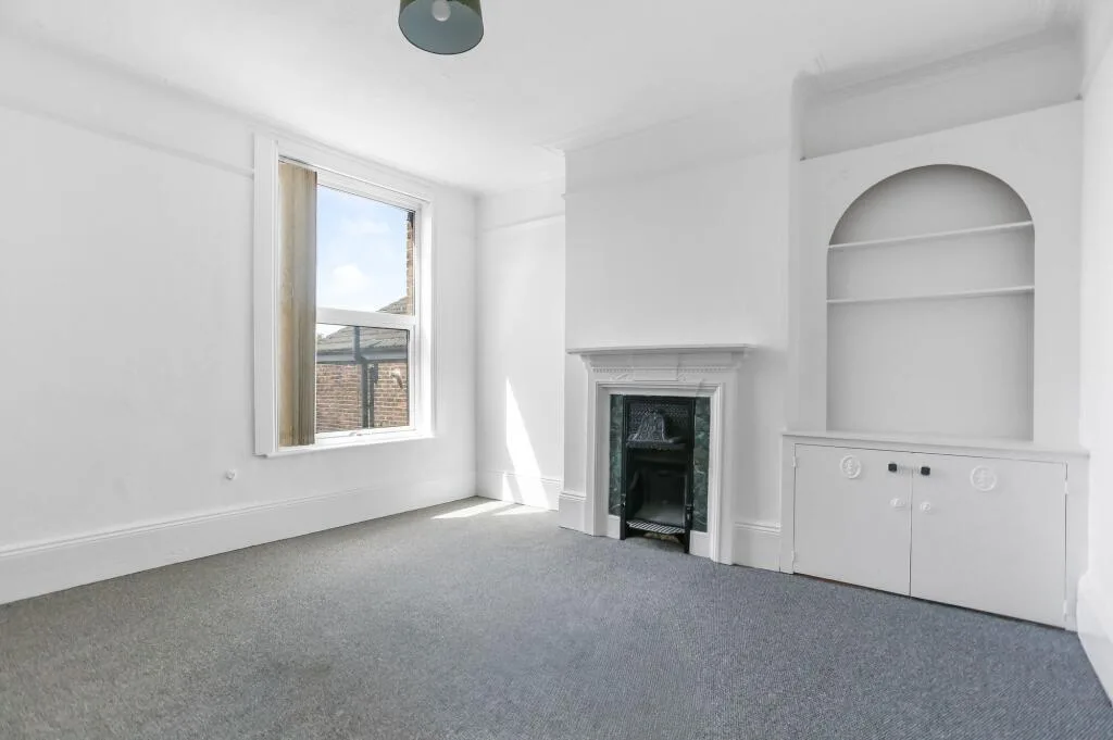 4 bedroom maisonette for rent
