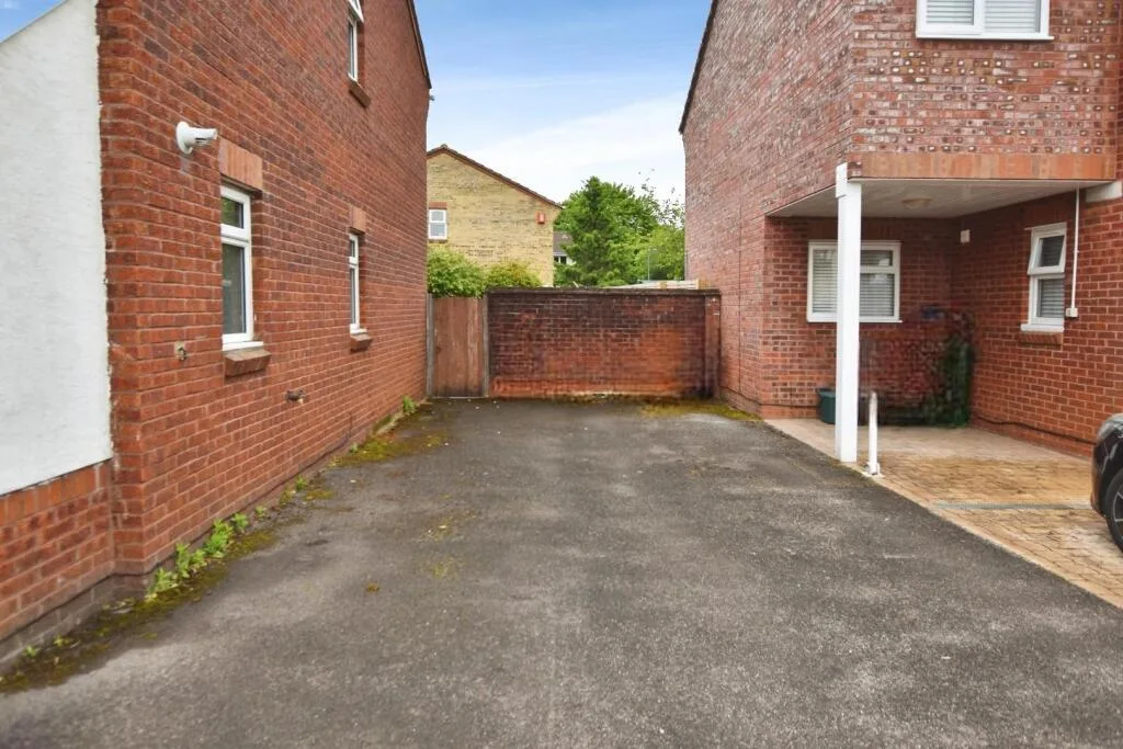 3 bedroom semi-detached house for rent