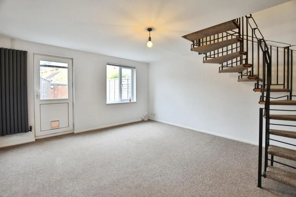 3 bedroom semi-detached house for rent