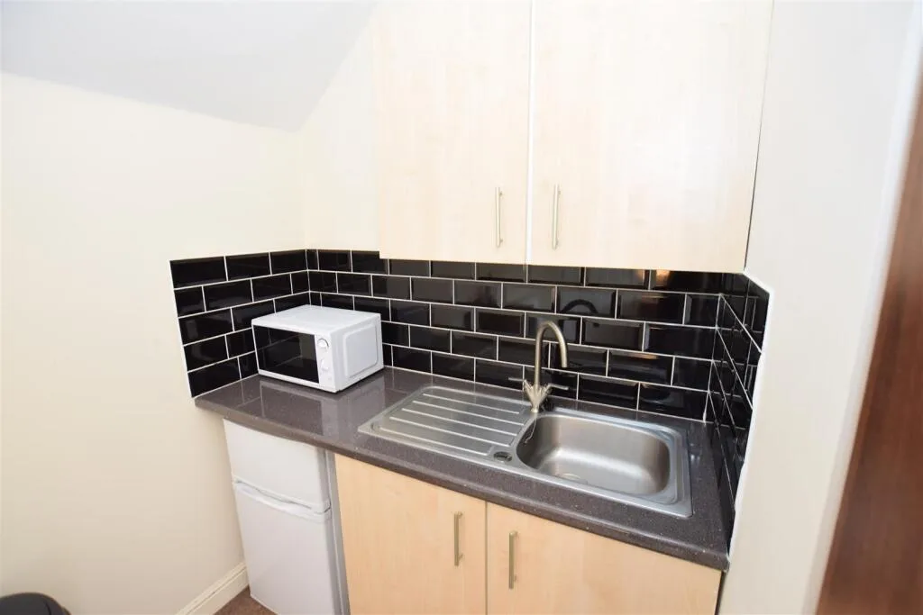 1 bedroom house share for rent
