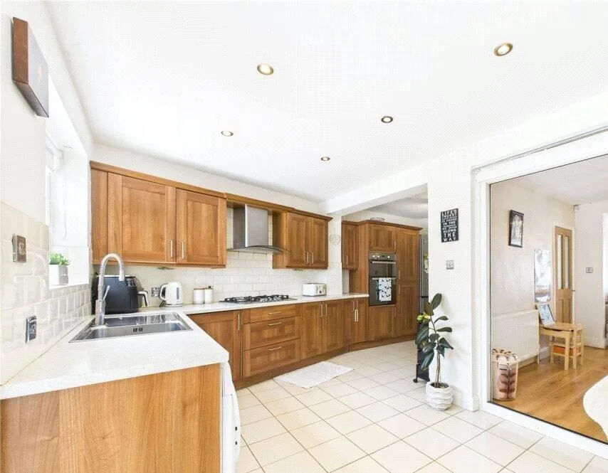 3 bedroom semi-detached house for rent