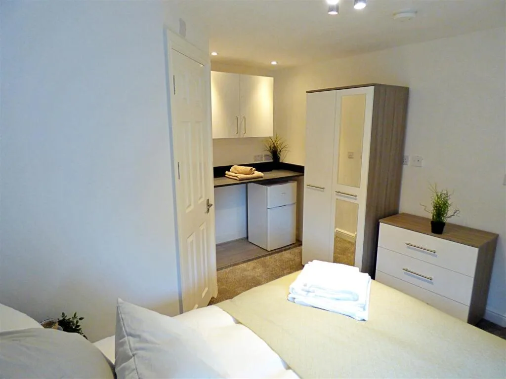 1 bedroom house share for rent