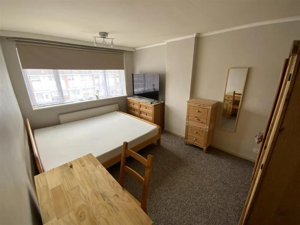 3 bedroom semi-detached house for rent